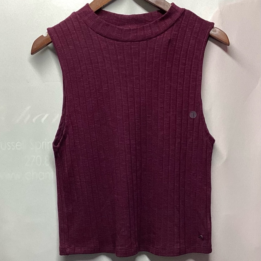 American Eagle chic ribbed high neck sleeveless sweater Burgundy size Large